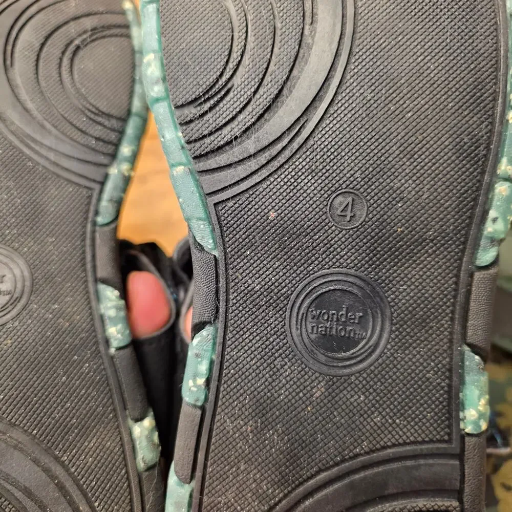 Boys Size 4 North Face Camo Flip flops Black Adjustable Sandals